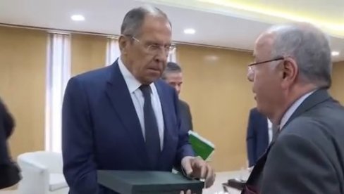 SERGEJ LAVROV OVO UOPŠTE NIJE OČEKIVAO: Evo šta mu se desilo u Rijadu (VIDEO) SERGEJ LAVROV OVO UOPŠTE NIJE OČEKIVAO: Evo šta mu se desilo u Rijadu (VIDEO)