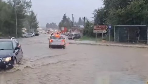 SNAŽNO NEVREME PARALISALO I CRNU GORU: Poplave na sve strane, saobraćaj u kolapsu (VIDEO) SNAŽNO NEVREME PARALISALO I CRNU GORU: Poplave na sve strane, saobraćaj u kolapsu (VIDEO)
