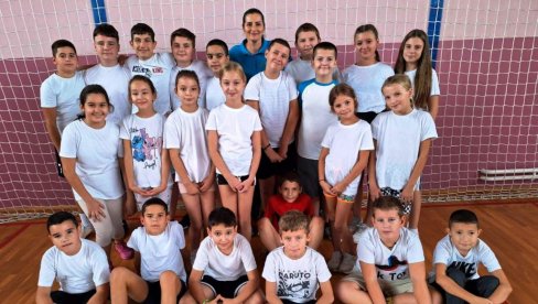 SIKIRIČKA ŠKOLA POBEDNICA KONKURSA: Deca zdravo rastu uz podršku nastavnice Violete SIKIRIČKA ŠKOLA POBEDNICA KONKURSA: Deca zdravo rastu uz podršku nastavnice Violete