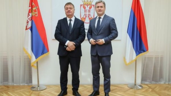 ДОГОВОРЕНА ИНТЕНЗИВНИЈА САРАДЊА И ЗАЈЕДНИЧКЕ МАНИФЕСТАЦИЈЕ: Селаковић са потпредседником Владе Црне Горе Будимиром Алексићем ДОГОВОРЕНА ИНТЕНЗИВНИЈА САРАДЊА И ЗАЈЕДНИЧКЕ МАНИФЕСТАЦИЈЕ: Селаковић са потпредседником Владе Црне Горе Будимиром Алексићем
