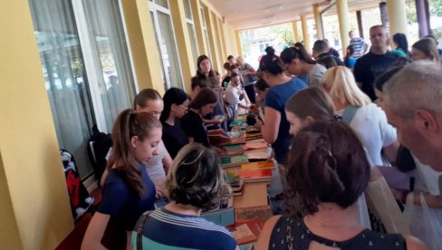 OPET BAZARI POLOVNIH KNJIGA: Sve popularniji među srednjoškolcima u Paraćinu (FOTO) OPET BAZARI POLOVNIH KNJIGA: Sve popularniji među srednjoškolcima u Paraćinu (FOTO)