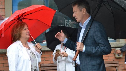 POSLE BOLNICE U NOVOM RUHU I GIMNAZIJA: Ministar Darko Glišić najavio nova ulaganja u Kikindi POSLE BOLNICE U NOVOM RUHU I GIMNAZIJA: Ministar Darko Glišić najavio nova ulaganja u Kikindi