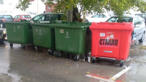 KREĆE RECIKLAŽA STAKLA: Postavljeno šest crvenih kontejnera KREĆE RECIKLAŽA STAKLA: Postavljeno šest crvenih kontejnera