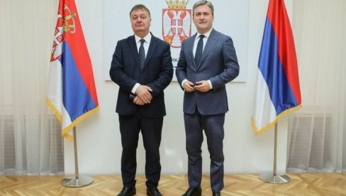 KOMITE OPET LARMAJU OKO ZASTAVE: Zaslepljeni nacionalizmom suverenisti dižu hajku na crnogorskog vicepremijera KOMITE OPET LARMAJU OKO ZASTAVE: Zaslepljeni nacionalizmom suverenisti dižu hajku na crnogorskog vicepremijera