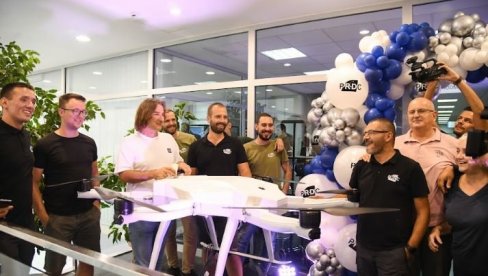 PR-DC PREDSTAVIO DRON KOJI SPAŠAVA LJUDSKE ŽIVOTE! Željko Mitrović sa zaposlenima i novinarima proslavio neverovatan uspeh! PR-DC PREDSTAVIO DRON KOJI SPAŠAVA LJUDSKE ŽIVOTE! Željko Mitrović sa zaposlenima i novinarima proslavio neverovatan uspeh!