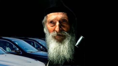 PREKRSTIO SE I PORUČIO MU JEDNU STVAR: Patrijarh Pavle sreo sveštenika u najnovijem modelu mercedesa PREKRSTIO SE I PORUČIO MU JEDNU STVAR: Patrijarh Pavle sreo sveštenika u najnovijem modelu mercedesa