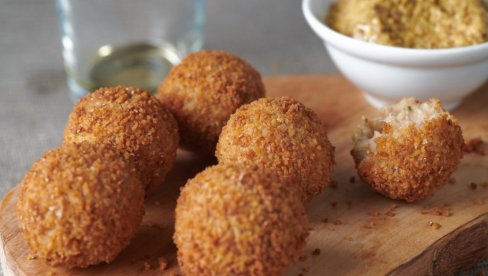 KROKETI OD KROMPIRA SA MLEVENIM MESOM: Hrskavi spolja i puni fila, a odlični su i kada se ohlade KROKETI OD KROMPIRA SA MLEVENIM MESOM: Hrskavi spolja i puni fila, a odlični su i kada se ohlade