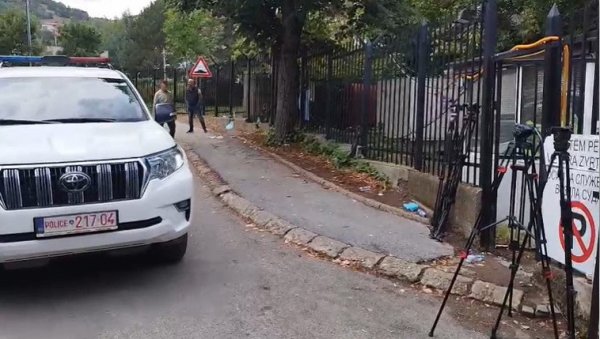 ВЕЛИКА ПОДРШКА ЗА УХАПШЕНЕ СРПСКЕ МЛАДИЋЕ: Народ их дочекао аплаузом док су их Куртијеви батинаши водили на саслушање (ВИДЕО) ВЕЛИКА ПОДРШКА ЗА УХАПШЕНЕ СРПСКЕ МЛАДИЋЕ: Народ их дочекао аплаузом док су их Куртијеви батинаши водили на саслушање (ВИДЕО)