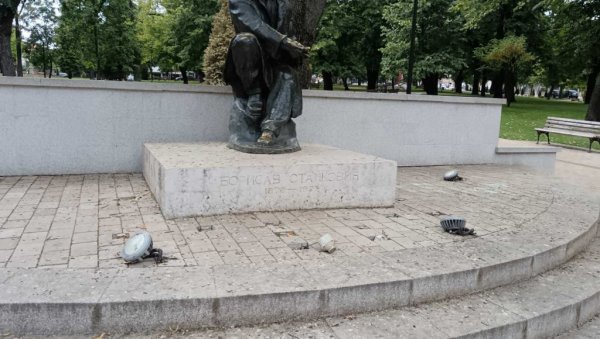 ВАНДАЛИЗАМ У ВРАЊУ: Вандали оштетили јавну расвету у градском парку ВАНДАЛИЗАМ У ВРАЊУ: Вандали оштетили јавну расвету у градском парку