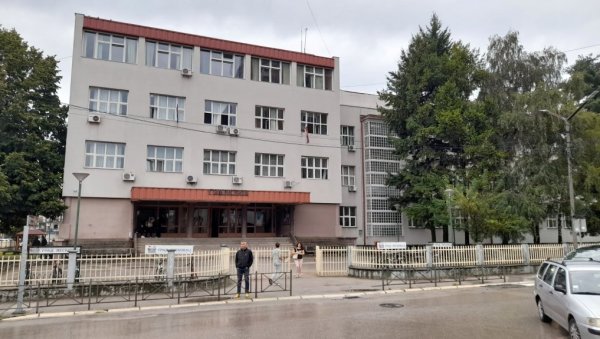 ПАО ПЛАФОН У ШКОЛИ У ЛЕСКОВЦУ: Сви детаљи незгоде у којој су повређене две девојчице ПАО ПЛАФОН У ШКОЛИ У ЛЕСКОВЦУ: Сви детаљи незгоде у којој су повређене две девојчице
