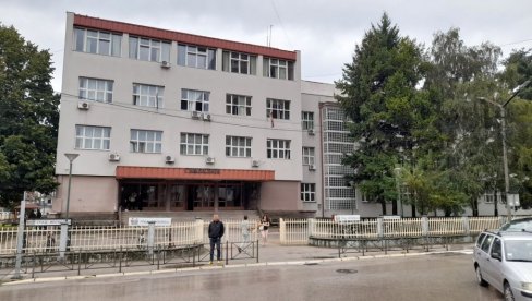 PAO PLAFON U ŠKOLI U LESKOVCU: Svi detalji nezgode u kojoj su povređene dve devojčice PAO PLAFON U ŠKOLI U LESKOVCU: Svi detalji nezgode u kojoj su povređene dve devojčice