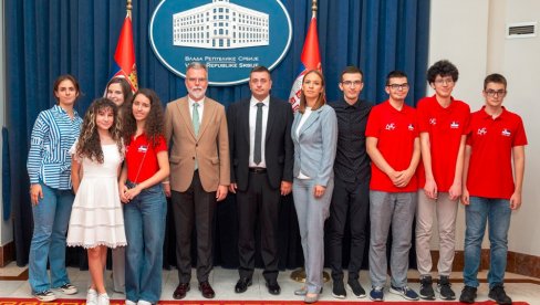 HVALA VAM NA TOME ŠTO ČINITE ZA SVOJU ZEMLJU: Ministar Ristić uručio darove osvajačima medalja na međunarodnom takmičenju iz informatike HVALA VAM NA TOME ŠTO ČINITE ZA SVOJU ZEMLJU: Ministar Ristić uručio darove osvajačima medalja na međunarodnom takmičenju iz informatike