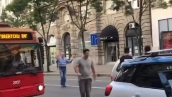 ДРАМА НА ТЕРАЗИЈАМА: Таксиста напао три момка, па узео бибер спреј и испрскао једног од њих (ВИДЕО) ДРАМА НА ТЕРАЗИЈАМА: Таксиста напао три момка, па узео бибер спреј и испрскао једног од њих (ВИДЕО)