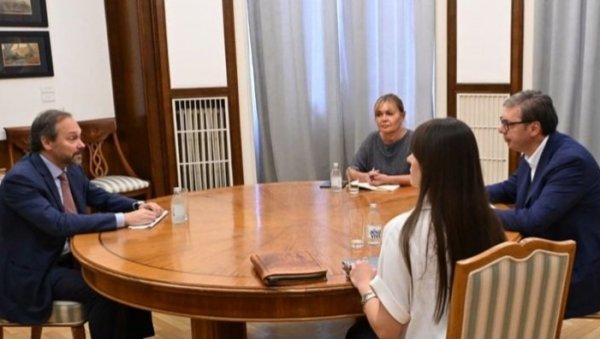 ПОЗВАО САМ ЕУ И ЗЕМЉЕ ЧЛАНИЦЕ ДА СЕ ХИТНО СУПРОТСТАВЕ САМОВОЉИ ПРИШТИНЕ: Вучић се огласио након састанка са Жиофреом (ФОТО) ПОЗВАО САМ ЕУ И ЗЕМЉЕ ЧЛАНИЦЕ ДА СЕ ХИТНО СУПРОТСТАВЕ САМОВОЉИ ПРИШТИНЕ: Вучић се огласио након састанка са Жиофреом (ФОТО)