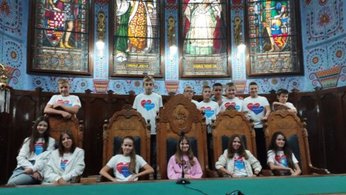 ODRASLI SU PRERANO Učenici sa KiM gosti vršnjaka u Subotici: Šetali smo i uveče, glasno se smejali, čak i zapevali ODRASLI SU PRERANO Učenici sa KiM gosti vršnjaka u Subotici: Šetali smo i uveče, glasno se smejali, čak i zapevali