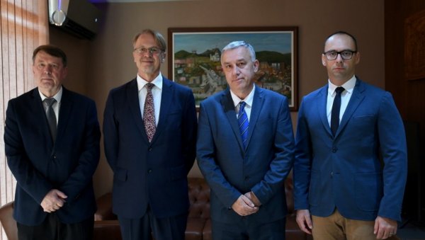 УКАЗАЛИ НА ПРОБЛЕМЕ СРБА: Делегација Српске листе састала се данас са новим шефом Канцеларије ЕУ у Приштини УКАЗАЛИ НА ПРОБЛЕМЕ СРБА: Делегација Српске листе састала се данас са новим шефом Канцеларије ЕУ у Приштини