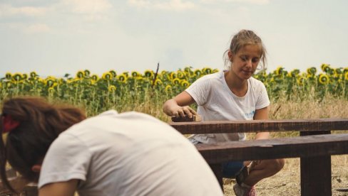 DECU UČE DA GLEDAJU SAMO SEBE: Kako se rad u javnom interesu pretvorio u kaznu i gde je nestala solidarnost DECU UČE DA GLEDAJU SAMO SEBE: Kako se rad u javnom interesu pretvorio u kaznu i gde je nestala solidarnost