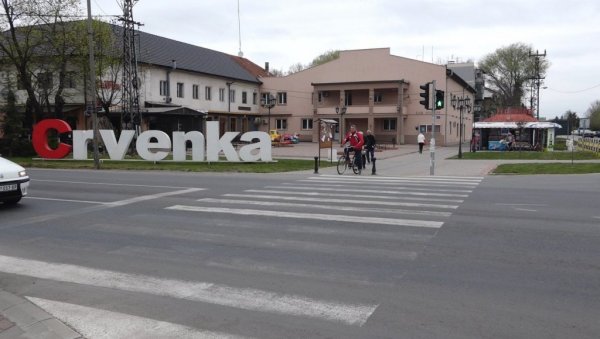 ЦРВЕНКА БУДУЋЕ ВОЋНО НАСЕЉЕ: У бачкој варошици сваки сокак биће препознатљив по неком слатком плоду ЦРВЕНКА БУДУЋЕ ВОЋНО НАСЕЉЕ: У бачкој варошици сваки сокак биће препознатљив по неком слатком плоду