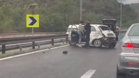 VOZILA RASEJANA PO ASFALTU, AUTOBUS SLETEO SA PUTA: Saobraćajna nezgoda kod Bubanj potoka VOZILA RASEJANA PO ASFALTU, AUTOBUS SLETEO SA PUTA: Saobraćajna nezgoda kod Bubanj potoka