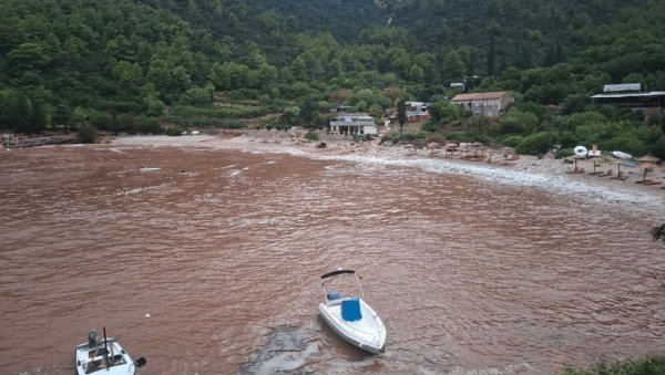 ЗАСТРАШУЈУЋИ СНИМЦИ НЕВРЕМЕНА У ХРВАТСКОЈ: Пијавица стигла до кућа, на снази је упозорење за цео Јадран ЗАСТРАШУЈУЋИ СНИМЦИ НЕВРЕМЕНА У ХРВАТСКОЈ: Пијавица стигла до кућа, на снази је упозорење за цео Јадран