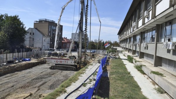 ГРАДИ СЕ ГАРАЖА У СКЕРЛИћЕВОЈ: Почели радови на Врачару, вредост 1,4 милијаред динара ГРАДИ СЕ ГАРАЖА У СКЕРЛИћЕВОЈ: Почели радови на Врачару, вредост 1,4 милијаред динара