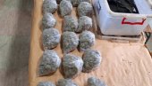 ХАПШЕЊЕ ЗБОГ ДРОГЕ И ОРУЖЈА: У кући и дворишту нађени марихуана, пиштољи и муниција ХАПШЕЊЕ ЗБОГ ДРОГЕ И ОРУЖЈА: У кући и дворишту нађени марихуана, пиштољи и муниција