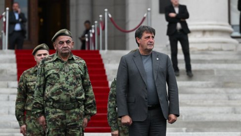 PRIPREMA ZA SVEČANOST: Ministar Gašić prisustvovao generalnoj probi promocije najmlađih oficira PRIPREMA ZA SVEČANOST: Ministar Gašić prisustvovao generalnoj probi promocije najmlađih oficira