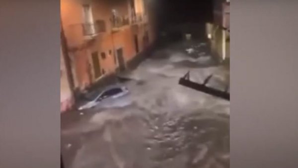 ЈЕЗИВИ СНИМЦИ КРУЖЕ ИНТЕРНЕТОМ: Вода носи све пред собом, стање у Италији хаотично (ВИДЕО) ЈЕЗИВИ СНИМЦИ КРУЖЕ ИНТЕРНЕТОМ: Вода носи све пред собом, стање у Италији хаотично (ВИДЕО)