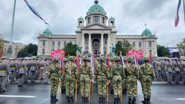 СРБИЈА БОГАТИЈА ЗА 177 НАЈМЛАЂИХ ОФИЦИРА: Свечаност завршена уз традиционално бацање шапки и налетом авиона МиГ-29 (ФОТО) СРБИЈА БОГАТИЈА ЗА 177 НАЈМЛАЂИХ ОФИЦИРА: Свечаност завршена уз традиционално бацање шапки и налетом авиона МиГ-29 (ФОТО)
