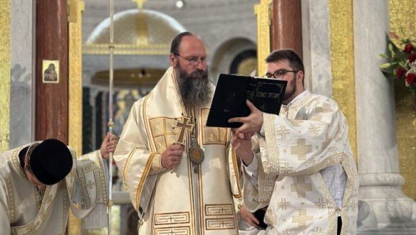 ДА ОСТАНЕМО ДЕЦА У ДУШИ: Владика Иларион служио литургију и молебан за ђаке и све запослене у просвети у храму Светог Саве ДА ОСТАНЕМО ДЕЦА У ДУШИ: Владика Иларион служио литургију и молебан за ђаке и све запослене у просвети у храму Светог Саве
