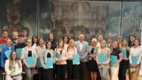 NAJBOLJIMA PO 35.000 DINARA: Grad Pančevo skoro dve decenije podržava uzorne studente NAJBOLJIMA PO 35.000 DINARA: Grad Pančevo skoro dve decenije podržava uzorne studente