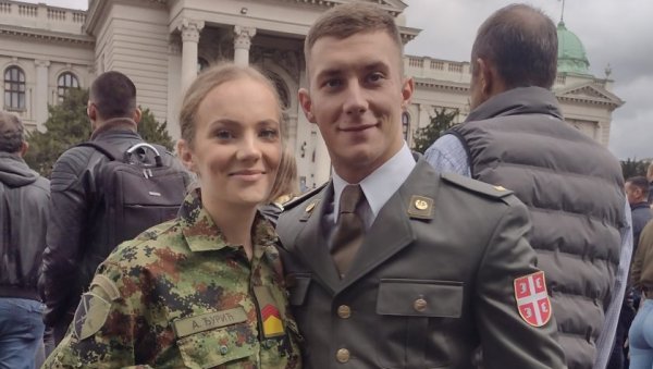 ДАН ЗА КОЈИ СУ ЖИВЕЛИ: Чланови породица и пријатељи једва дочекали да чврсто загрле своје потпоручнике - најмлађе официре Војске Србије ДАН ЗА КОЈИ СУ ЖИВЕЛИ: Чланови породица и пријатељи једва дочекали да чврсто загрле своје потпоручнике - најмлађе официре Војске Србије
