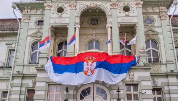 ПОНОСНО УКРАШАВА ГРАДСКУ КУЋУ: Дан српског јединства слободе и националне заставе обележен у Зрењанину (ФОТО) ПОНОСНО УКРАШАВА ГРАДСКУ КУЋУ: Дан српског јединства слободе и националне заставе обележен у Зрењанину (ФОТО)