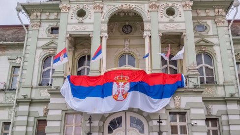 PONOSNO UKRAŠAVA GRADSKU KUĆU: Dan srpskog jedinstva slobode i nacionalne zastave obeležen u Zrenjaninu (FOTO) PONOSNO UKRAŠAVA GRADSKU KUĆU: Dan srpskog jedinstva slobode i nacionalne zastave obeležen u Zrenjaninu (FOTO)