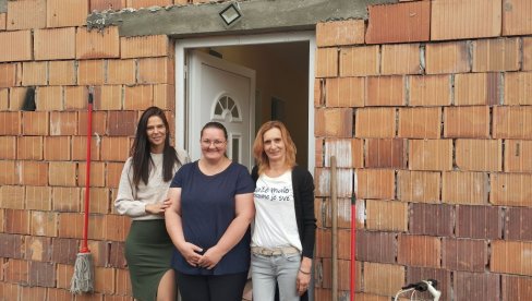 I MOJA DECA SAD IMAJU SVOJU SOBU: Bojana Slović, samohrana majka troje mališana, zahvalna humanim sugrađankama iz Subotice I MOJA DECA SAD IMAJU SVOJU SOBU: Bojana Slović, samohrana majka troje mališana, zahvalna humanim sugrađankama iz Subotice