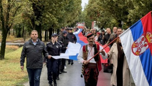 DOBROVOLJAC IZ LIKE NA ČELU KOLONE: Uz trobojku od 100 metara, u Aleksandrovu obeležili Dan srpskog jedinstva, slobode i nacionalne zastave DOBROVOLJAC IZ LIKE NA ČELU KOLONE: Uz trobojku od 100 metara, u Aleksandrovu obeležili Dan srpskog jedinstva, slobode i nacionalne zastave