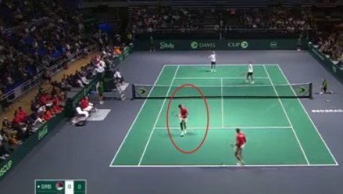 TANOS NAPUCAO LOPTICOM NOVAKA: Ono što je Đoković potom uradio - niko u Pioniru nije očekivao (VIDEO) TANOS NAPUCAO LOPTICOM NOVAKA: Ono što je Đoković potom uradio - niko u Pioniru nije očekivao (VIDEO)