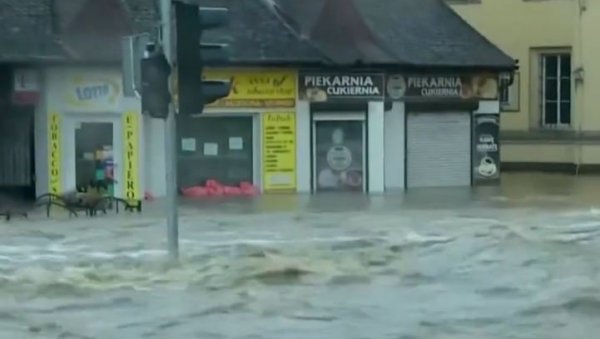 ПОЈАВИЛИ СЕ ПОТРЕСНИ СНИМЦИ ИЗ ПОЉСКЕ: Вода улицама носи све пред собом, једна особа страдала од последица снажног невремена (ВИДЕО) ПОЈАВИЛИ СЕ ПОТРЕСНИ СНИМЦИ ИЗ ПОЉСКЕ: Вода улицама носи све пред собом, једна особа страдала од последица снажног невремена (ВИДЕО)
