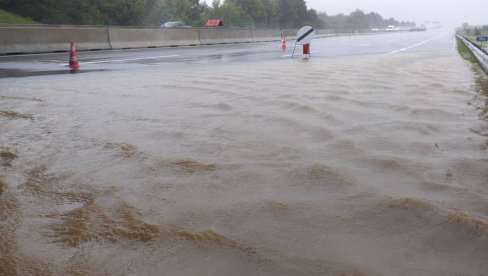 APOKALIPTIČNE SLIKE IZ AUSTRIJE: Hitno zatvoren auto-put, skroz je pod vodom - dramatično u Beču (FOTO) APOKALIPTIČNE SLIKE IZ AUSTRIJE: Hitno zatvoren auto-put, skroz je pod vodom - dramatično u Beču (FOTO)