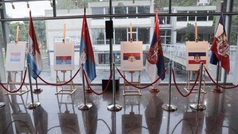 IZLOŽBA KOJU VREDI POSETITI: FONDACIJA “ZA SRPSKI NAROD I DRŽAVU” PRIKAZALA SVE SRPSKE DRŽAVNE ZASTAVE KROZ ISTORIJU IZLOŽBA KOJU VREDI POSETITI: FONDACIJA “ZA SRPSKI NAROD I DRŽAVU” PRIKAZALA SVE SRPSKE DRŽAVNE ZASTAVE KROZ ISTORIJU