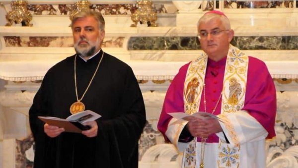 СКАНДАЛОЗНО! ВЛАДИКА ГРИГОРИЈЕ СЕ ПЕРФИДНО ПРИБЛИЖАВА КАТОЛИЦИЗМУ: Након служења мисе позива да жене буду свештеници СКАНДАЛОЗНО! ВЛАДИКА ГРИГОРИЈЕ СЕ ПЕРФИДНО ПРИБЛИЖАВА КАТОЛИЦИЗМУ: Након служења мисе позива да жене буду свештеници