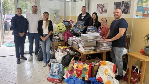 OBRADOVALI ŠKOLARCE U SVRATIŠTU: Udruženje građana Novi Sad prikupilo školski pribor, odeću, obuću i igračke OBRADOVALI ŠKOLARCE U SVRATIŠTU: Udruženje građana Novi Sad prikupilo školski pribor, odeću, obuću i igračke