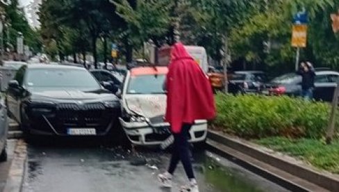 БАХАТИ ВОЗАЧ УЛЕТЕО И ОДУВАО ДОСТАВЉАЧА: Блокирана Крунска Улица (ФОТО) БАХАТИ ВОЗАЧ УЛЕТЕО И ОДУВАО ДОСТАВЉАЧА: Блокирана Крунска Улица (ФОТО)