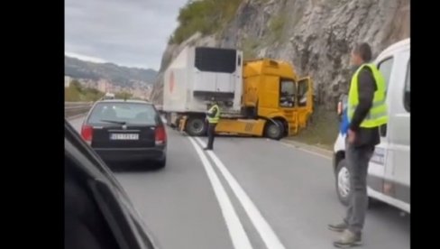 KAMION SE ZAKUCAO U STENU, AUTU ODVALJEN TOČAK: Teška saobraćajna nesreća na Zlatiborskom putu, srča svuda (VIDEO) KAMION SE ZAKUCAO U STENU, AUTU ODVALJEN TOČAK: Teška saobraćajna nesreća na Zlatiborskom putu, srča svuda (VIDEO)