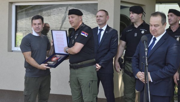 ХТЕО САМ ДА МУ ПОМОГНЕМ, ОН МЕНЕ ДА УБИЈЕ! Исповест жандарм Милоша Јевремовића, мете исламског терористе ХТЕО САМ ДА МУ ПОМОГНЕМ, ОН МЕНЕ ДА УБИЈЕ! Исповест жандарм Милоша Јевремовића, мете исламског терористе