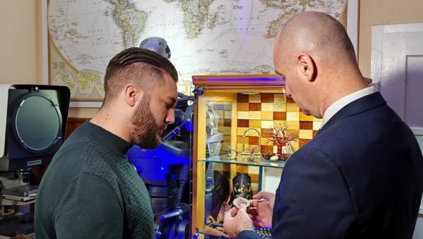 И МЕХАНИЗАМ ЗА САТ ПРАВИЋЕМО У СРБИЈИ: Душко Радмило из Чуруга решен да заокружи израду првих наших уникатних и луксузних ручних часовника И МЕХАНИЗАМ ЗА САТ ПРАВИЋЕМО У СРБИЈИ: Душко Радмило из Чуруга решен да заокружи израду првих наших уникатних и луксузних ручних часовника