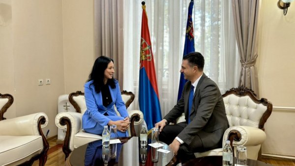 ЖАРИЋ КОВАЧЕВИЋ У НИШУ ПРОМОВИСАЛА УСЛУГУ Е-ПИСАРНИЦА И ПОСЕТИЛА ИТ ЦЕНТАР: Драго ми је да видим да нишки центар добро функционише ЖАРИЋ КОВАЧЕВИЋ У НИШУ ПРОМОВИСАЛА УСЛУГУ Е-ПИСАРНИЦА И ПОСЕТИЛА ИТ ЦЕНТАР: Драго ми је да видим да нишки центар добро функционише