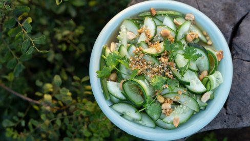 NEĆETE MOĆI DA JOJ ODOLITE: Veganska salata sa krastavcem i kikirikijem NEĆETE MOĆI DA JOJ ODOLITE: Veganska salata sa krastavcem i kikirikijem