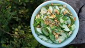 NEĆETE MOĆI DA JOJ ODOLITE: Veganska salata sa krastavcem i kikirikijem NEĆETE MOĆI DA JOJ ODOLITE: Veganska salata sa krastavcem i kikirikijem