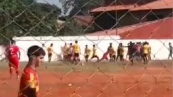 ДЕЧАК (15) УМРО ПОСЛЕ ТУЧЕ НА ТЕРЕНУ: Језива трагедија у Парагвају ДЕЧАК (15) УМРО ПОСЛЕ ТУЧЕ НА ТЕРЕНУ: Језива трагедија у Парагвају